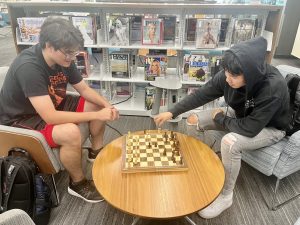 FYS students playing chess in library